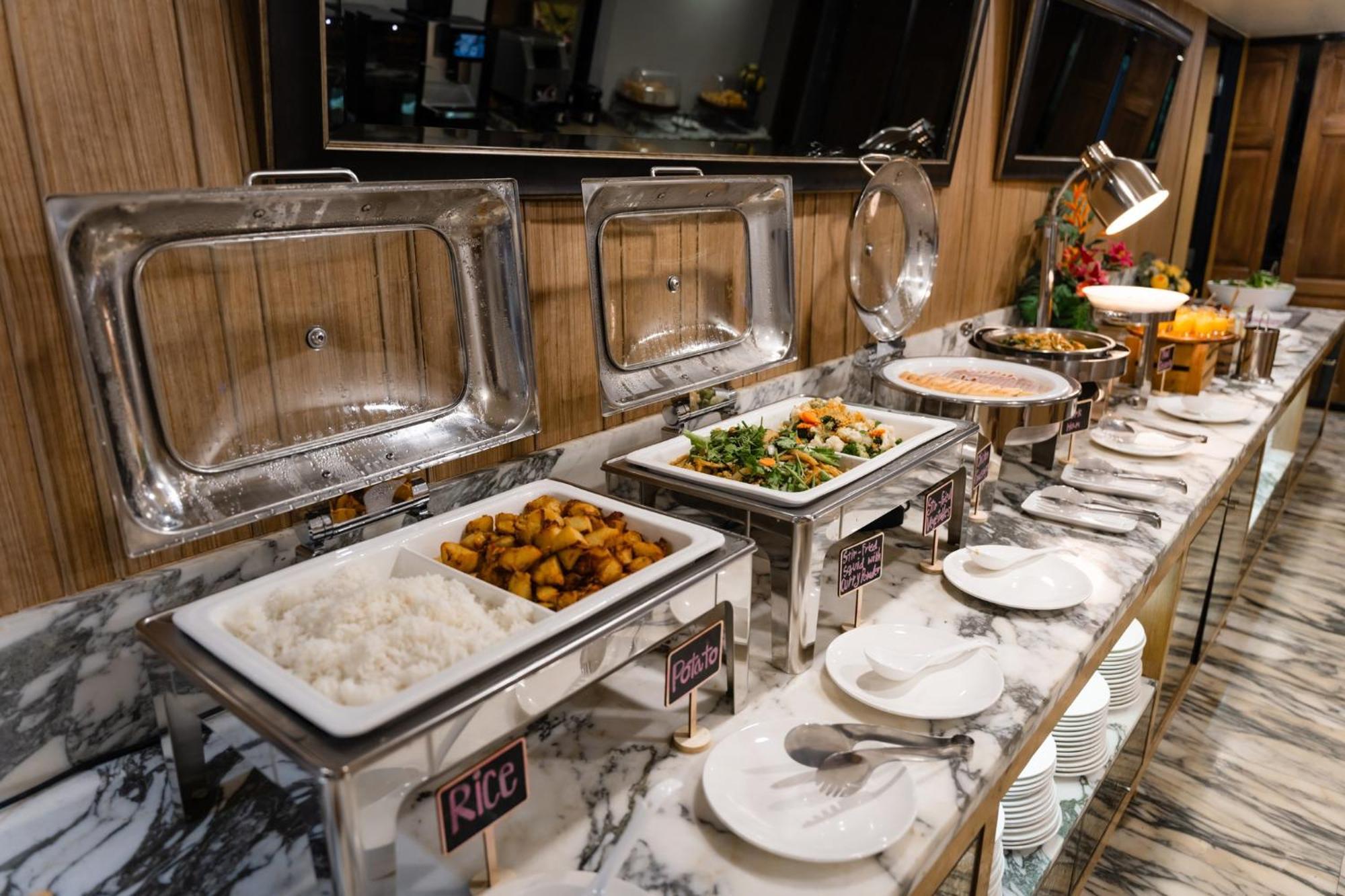 Arcadia Suites Bangkok Bagian luar foto